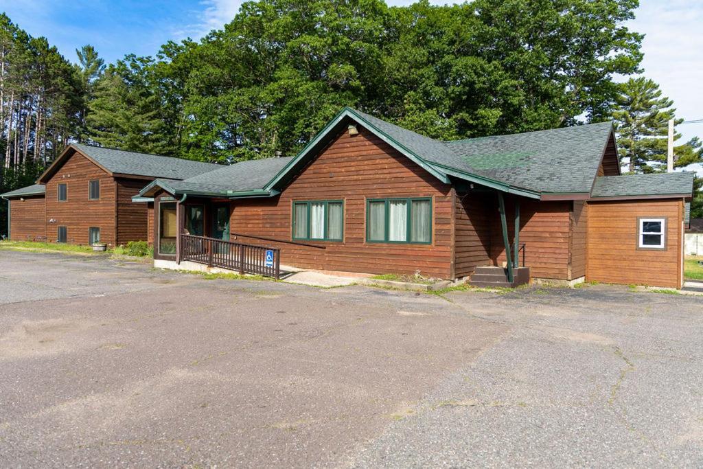 Twelve Pines Resort - South Lodge With Private Pier On Catfish Lake Eagle River Exterior foto
